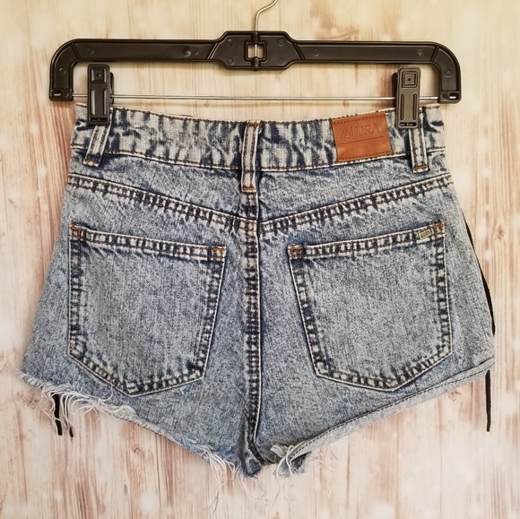CCO Lira highrise acid washed shorts size 0 - Picture 4 of 7